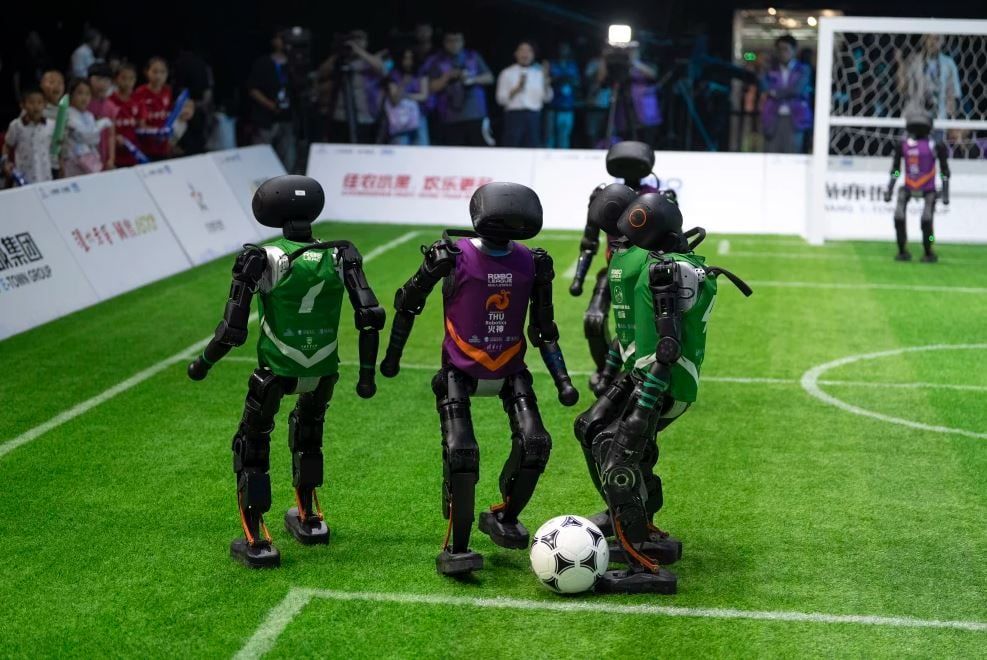 تكنولوجيا: كل فريق من 3.. الصين تنظم أول بطولة كرة قدم للروبوتات البشرية "فيديو وصور"