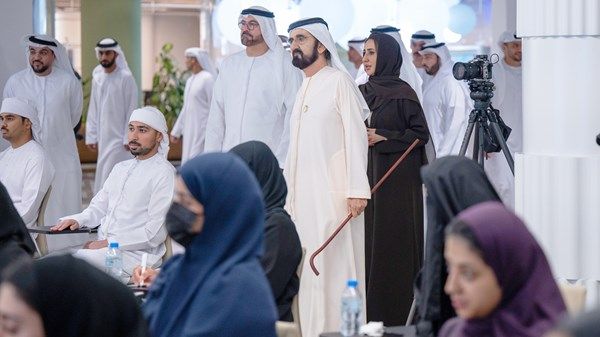 محمد بن راشد يزور أكاديمية الاقتصاد الجديد ويشهد جانباً من برنامج «الثقافة المالية للأسرة»