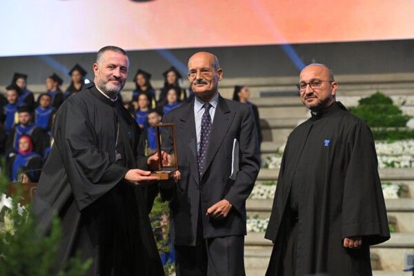 الأب السغبيني خلال حفل تخرّج دفعة 2025 في الجامعة الانطونية: إبقوا متجذّرين ولا تدعوا أحدًا يسرق منكم النجاح والعزم