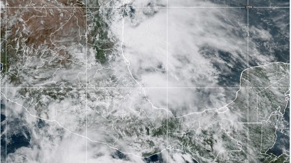 العاصفتان «باري» و«فلوسي» تتشكلان قبالة ساحل المكسيك