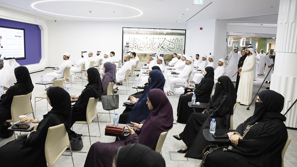 محمد بن راشد يزور أكاديمية الاقتصاد الجديد ويشهد جانباً من برنامج «الثقافة المالية للأسرة»