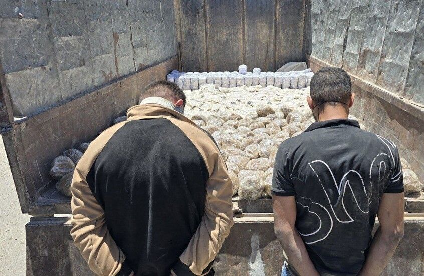 ما معنى العبارة المطبوعة على أكياس المخدرات المضبوطة في سوريا؟!