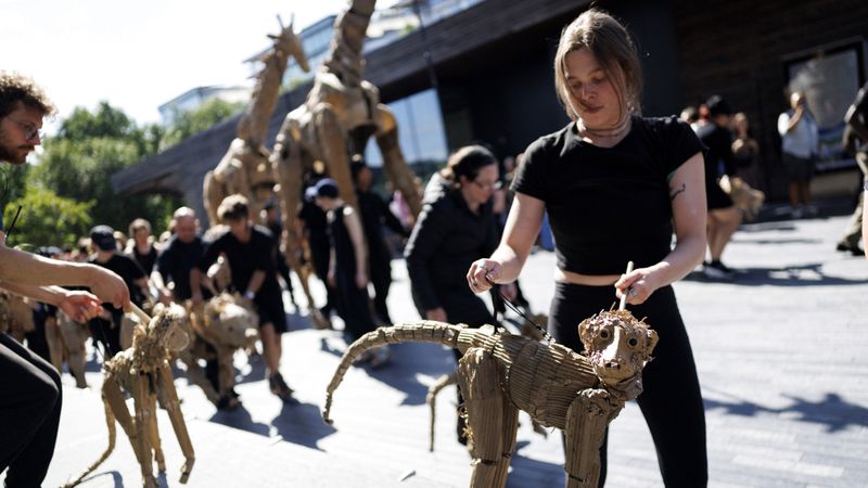 الامارات | رحلة الدُمى الضخمة إلى لندن