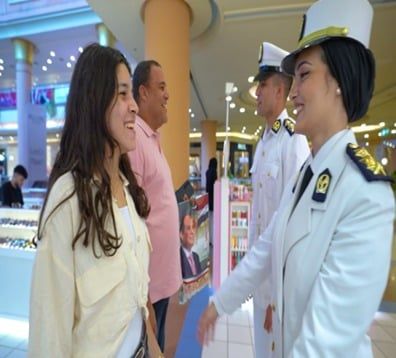 مواطنون يشكرون الداخلية لتوزيع الهدايا عليهم بمناسبة ذكرى 30 يونيو.. صور