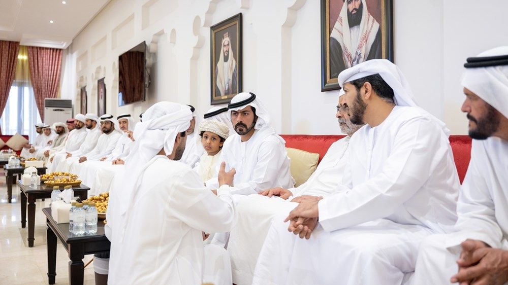 خليفة بن طحنون بن محمد يُقدِّم واجب العزاء في وفاة محمد مبارك المنصوري