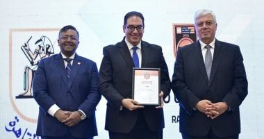 عبد الصادق يتسلم شهادة حصول جامعة القاهرة على المركز الأول فى مصر