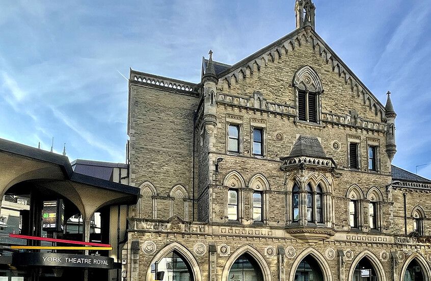 الامارات | العثور تحت مسرح بريطاني على مستشفى عمره 900 سنة