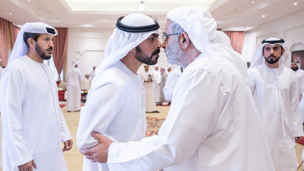 خليفة بن طحنون بن محمد يُقدِّم واجب العزاء في وفاة محمد مبارك المنصوري