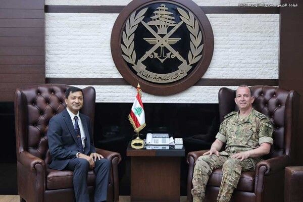 قائد الجيش استقبل السفير البنغلادشي وبحث الأوضاع العامة مع بقرادونيان والحناوي