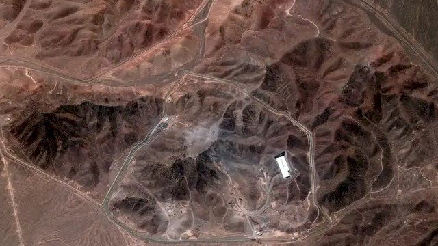 حفارة ومركبات.. صور فضائية حديثة تظهر نشاطا غير مسبوق في فوردو الإيرانية