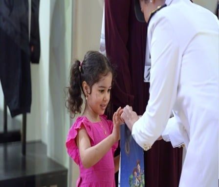 مواطنون يشكرون الداخلية لتوزيع الهدايا عليهم بمناسبة ذكرى 30 يونيو.. صور