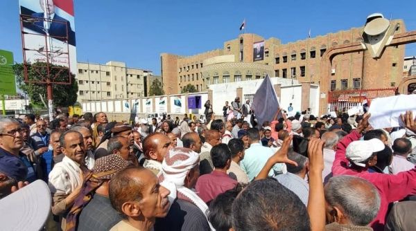 تعز.. مسيرة حاشدة تطالب بصرف مرتبات المعلمين وتحسين أوضاعهم المعيشية