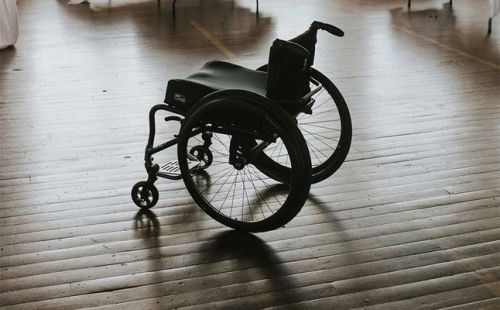 الامارات | رفضت الأكل فانهالوا عليها ضرباً .. أم مشلولة تفارق الحياة على يد أولادها