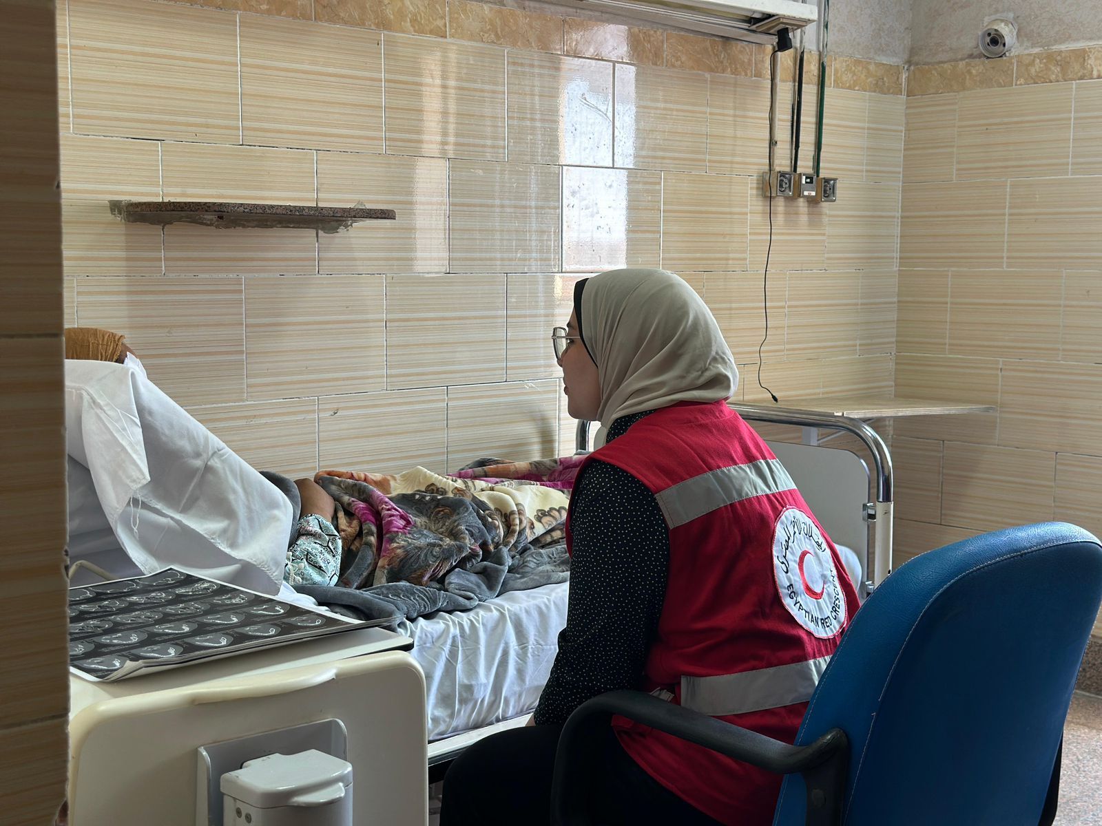 الهلال الأحمر المصري يواصل تقديم الدعم للمصابات وأسر ضحايا حادث الطريق الإقليمي