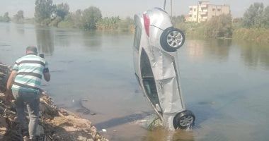 سائق متهور.. سقوط سيارة داخل ترعة على طريق أجا فى المنصورة