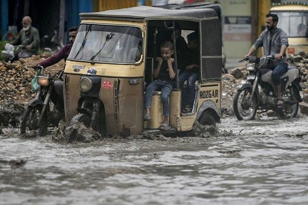 فيضانات في باكستان تخلف عشرات الضحايا