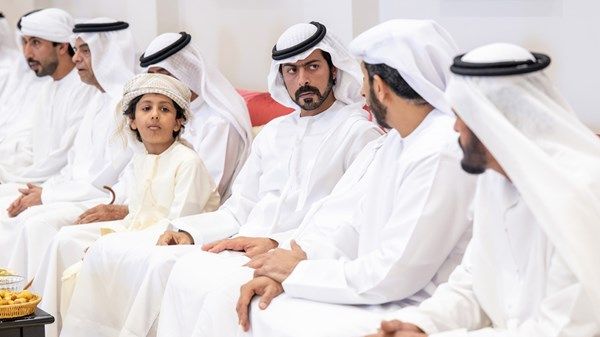 خليفة بن طحنون بن محمد يُقدِّم واجب العزاء في وفاة محمد مبارك المنصوري