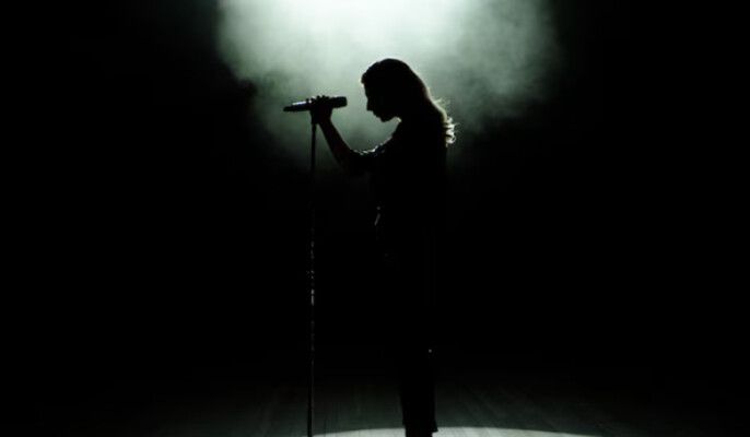 فنانة شهيرة تغني على المسرح بروب الاستحمام لسبب غير متوقع