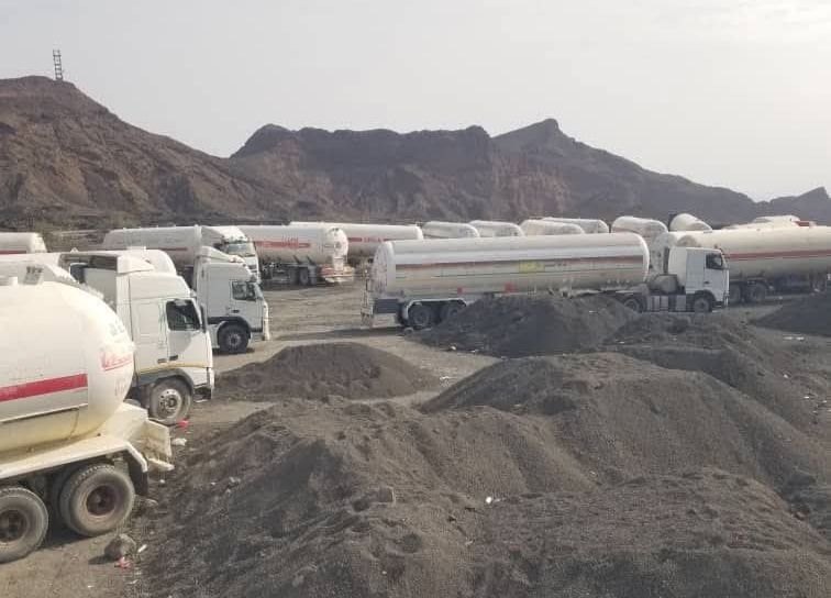 أبين.. الانتقالي يفرج عن مقطورات الغاز بعد احتجازها عدة أيام لفرض جبايات جديدة