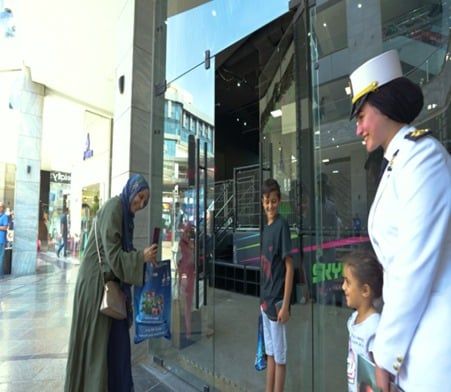 مواطنون يشكرون الداخلية لتوزيع الهدايا عليهم بمناسبة ذكرى 30 يونيو.. صور