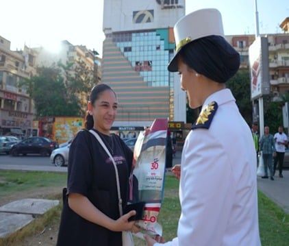 مواطنون يشكرون الداخلية لتوزيع الهدايا عليهم بمناسبة ذكرى 30 يونيو.. صور