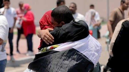 نزلاء مفرج عنهم يشكرون الرئيس السيسى: عاد بنا لأسرنا فى ذكرى 30 يونيو.. صور