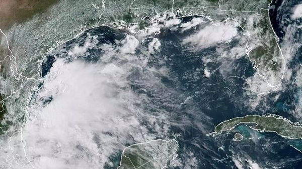 العاصفة الاستوائية “فلوسي” تتحول إلى إعصار قبالة ساحل المكسيك المطل على المحيط الهادئ