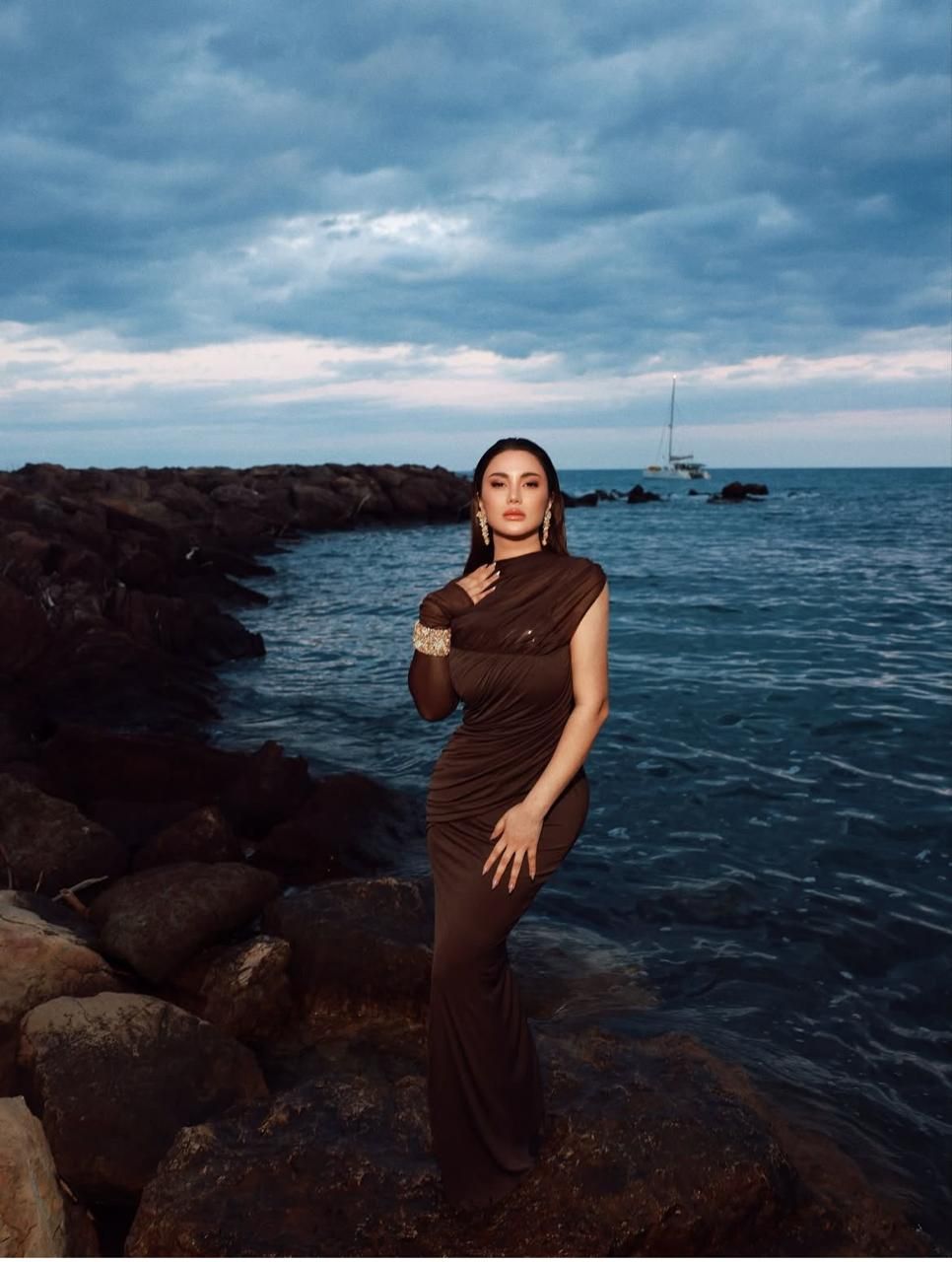 هدى الإتربى تشارك متابعيها أحدث جلسة تصوير لها على شاطئ البحر