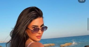 ميرنا نور الدين تستمتع بأجواء الصيف بالقفز من الطائرة والجلوس على شاطئ البحر