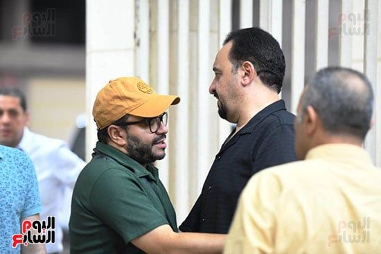 بدء عزاء والدة الفنان هشام إسماعيل بحضور حسام داغر.. صور