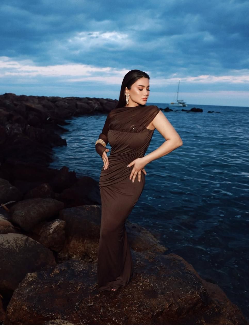 هدى الإتربى تشارك متابعيها أحدث جلسة تصوير لها على شاطئ البحر