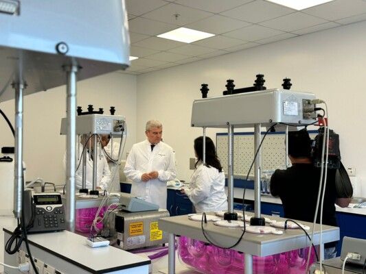 وزير الصناعة جال على 3 مصانع للأدوية: لوجوب زيادة الانتاج وتخفيف نسب الاستيراد