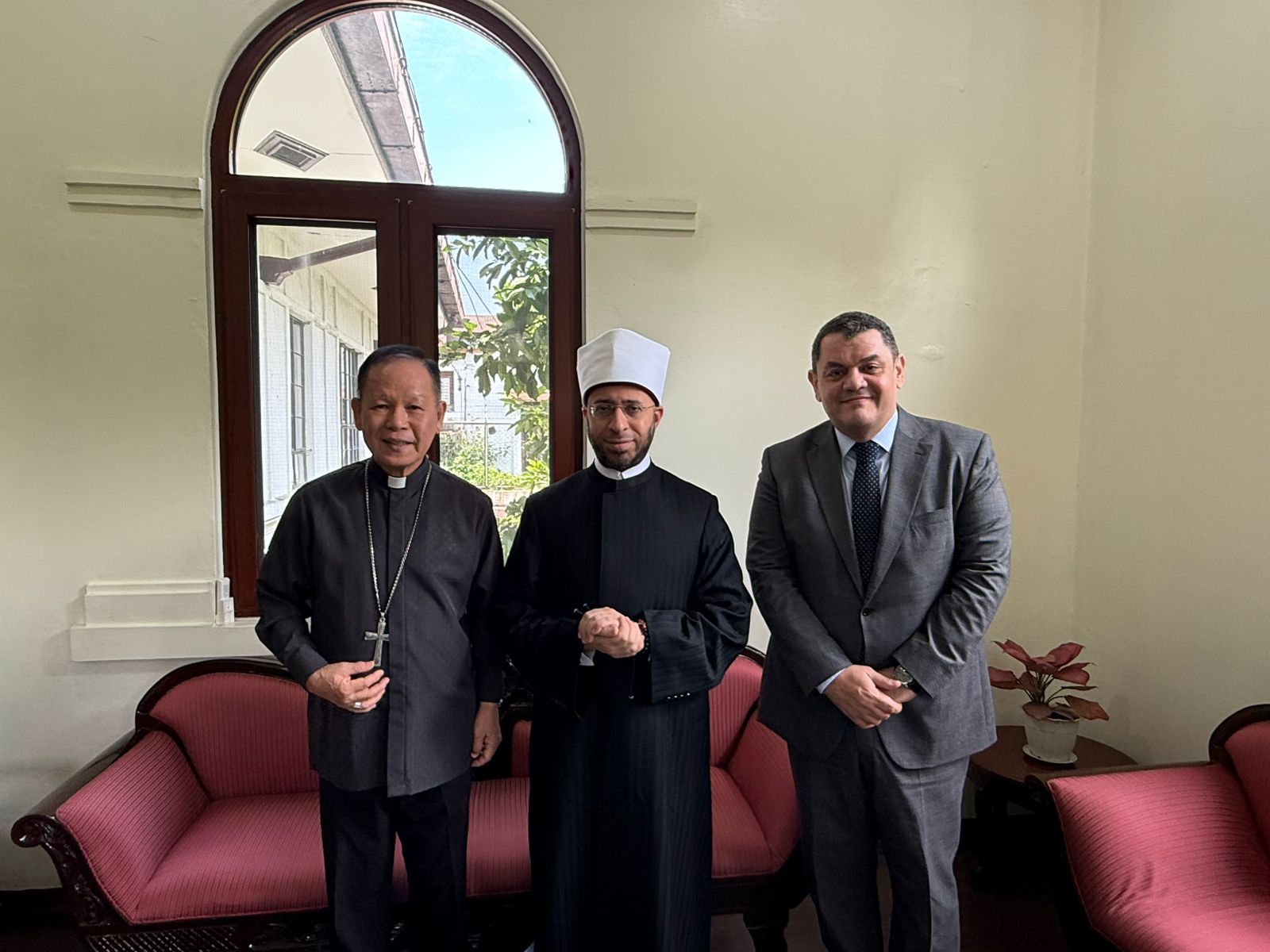 وزير الأوقاف يزور المسجد الأزرق فى الفلبين ويتفقد شئون الجالية المسلمة