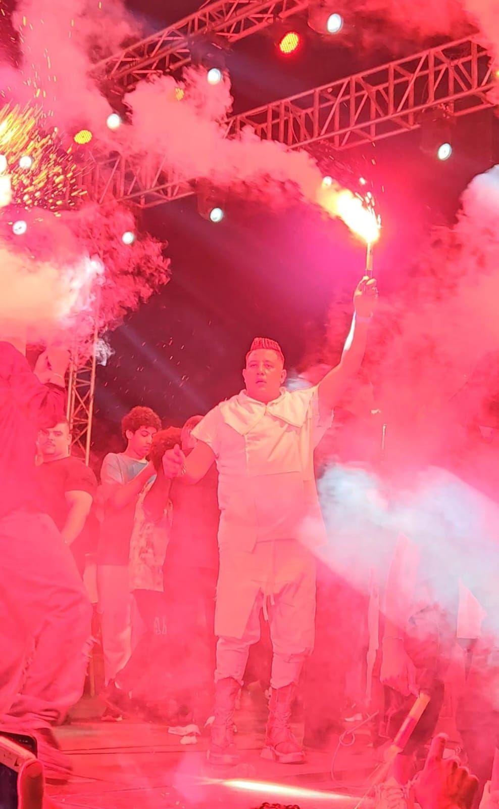 حمو بيكا يحتفل مع الجمهور بذكرى ثورة 30 يونيو ويشعل الشماريخ أثناء غنائه