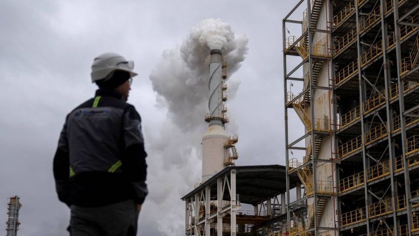 النفط يتراجع وسط توقعات بزيادة معروض أوبك+ ومخاوف بشأن الرسوم الجمركية