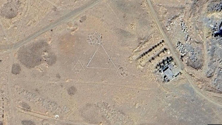 رمز في إيران يرى من الفضاء.. من نحت رمز نجمة داوود العملاقة في مسقط رأس خامنئي؟