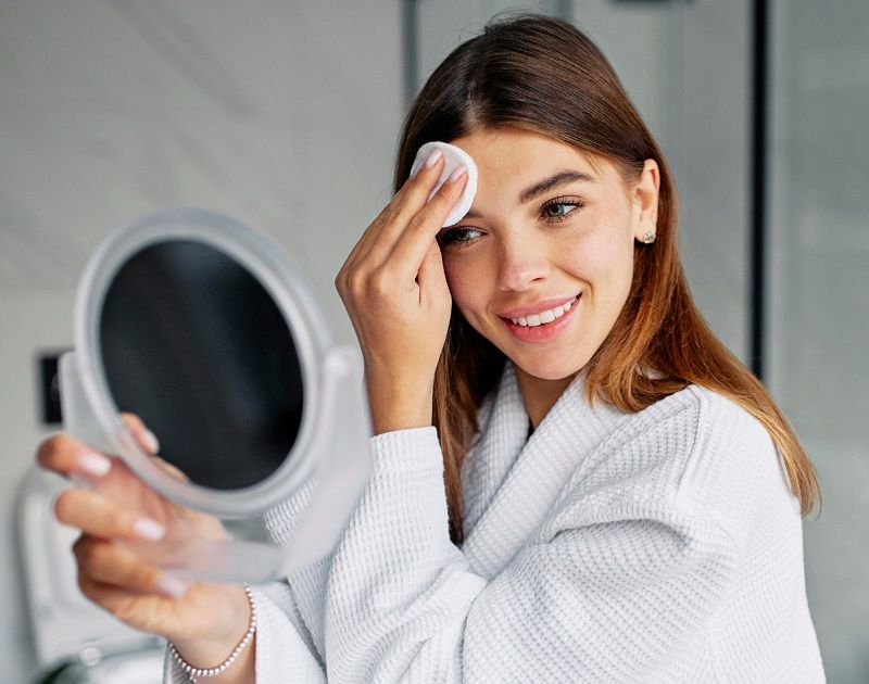 روتين البشرة الزجاجية: ترطيب عميق بلمسة متوهجة تحاكي أجواء الصيف