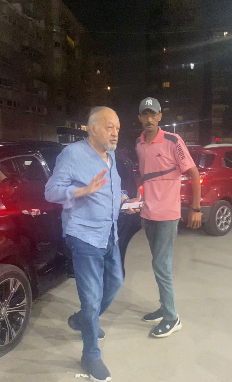 ميدو عادل ودنيا عبد العزيز وسامى مغاورى فى عزاء والدة هشام إسماعيل