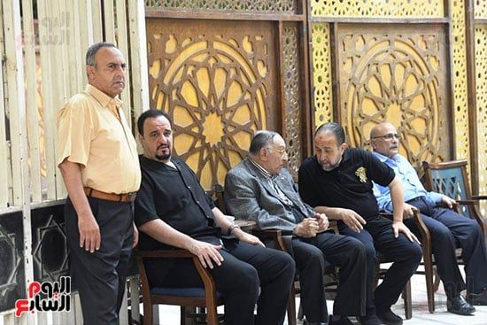 بدء عزاء والدة الفنان هشام إسماعيل بحضور حسام داغر.. صور