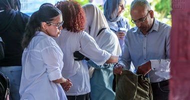 طلاب الثانوية العامة نظام قديم يبدأون امتحان التفاضل والتكامل