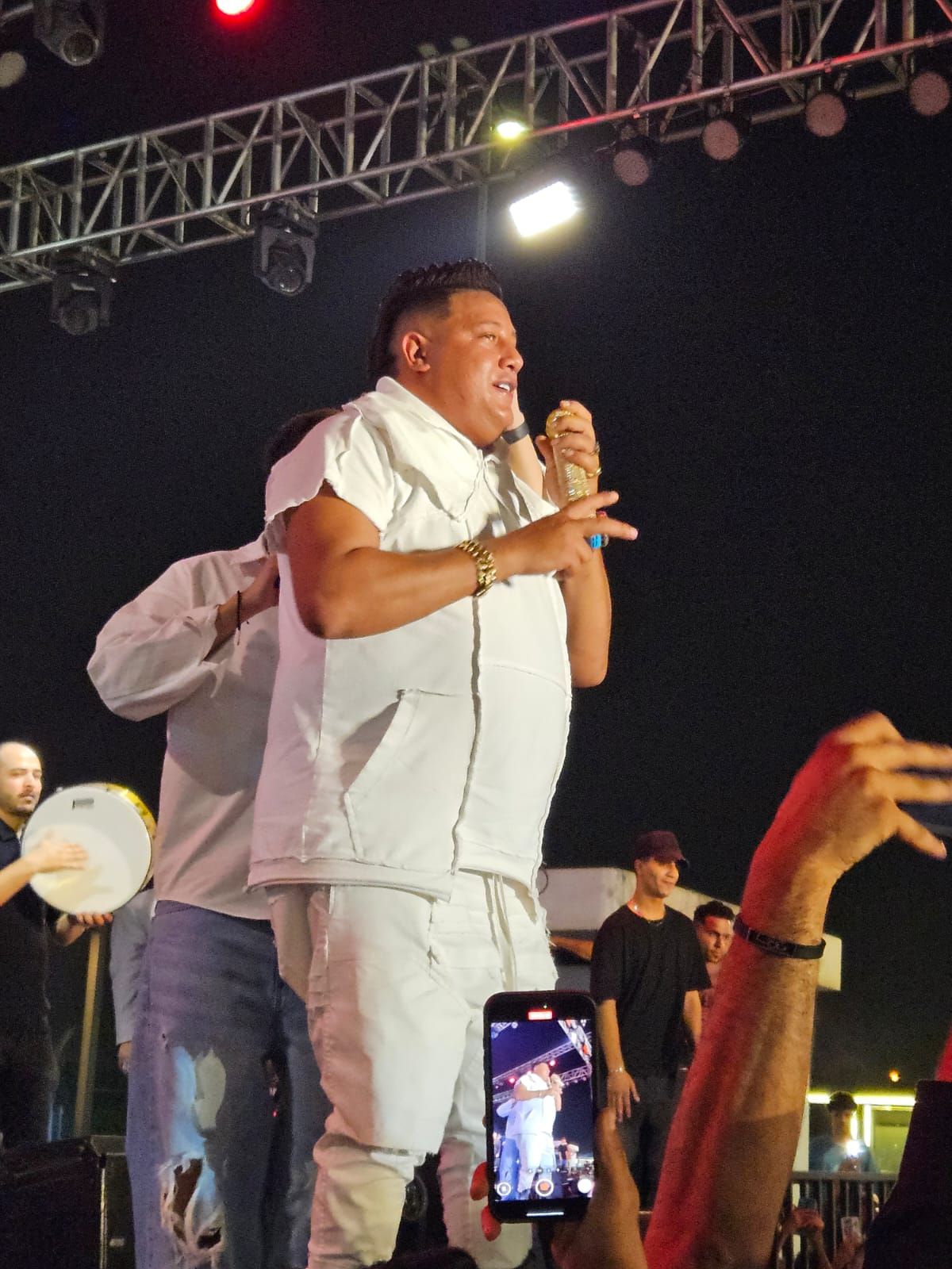 حمو بيكا يحتفل مع الجمهور بذكرى ثورة 30 يونيو ويشعل الشماريخ أثناء غنائه