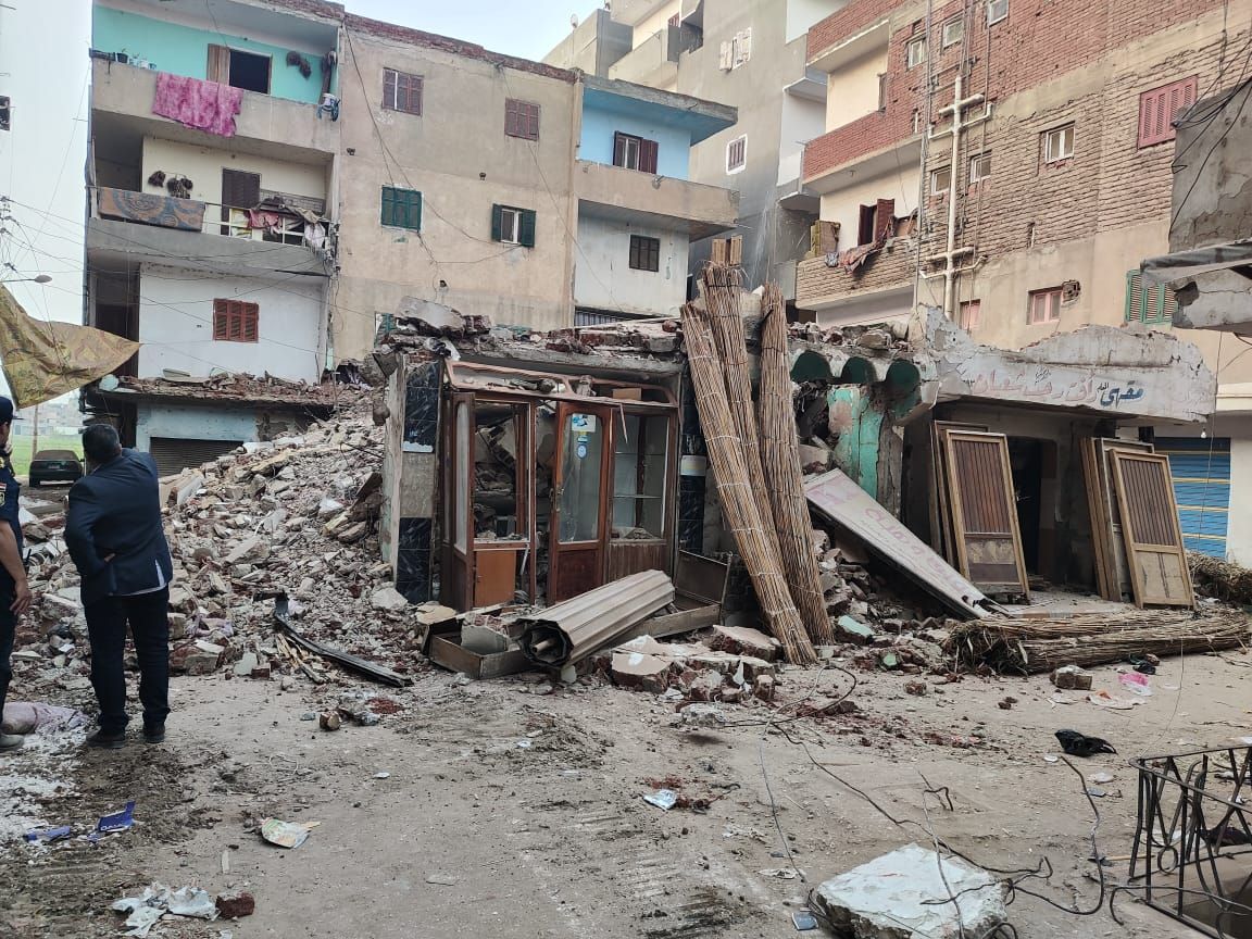 مصرع شخص فى انهيار عقار من 3 طوابق بكفر الشيخ.. صور