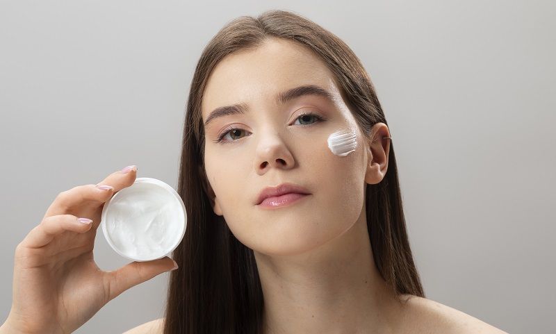 روتين البشرة الزجاجية: ترطيب عميق بلمسة متوهجة تحاكي أجواء الصيف