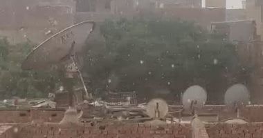 سقوط أمطار غزيرة على مناطق بالقاهرة والجيزة رغم ارتفاع درجات الحرارة