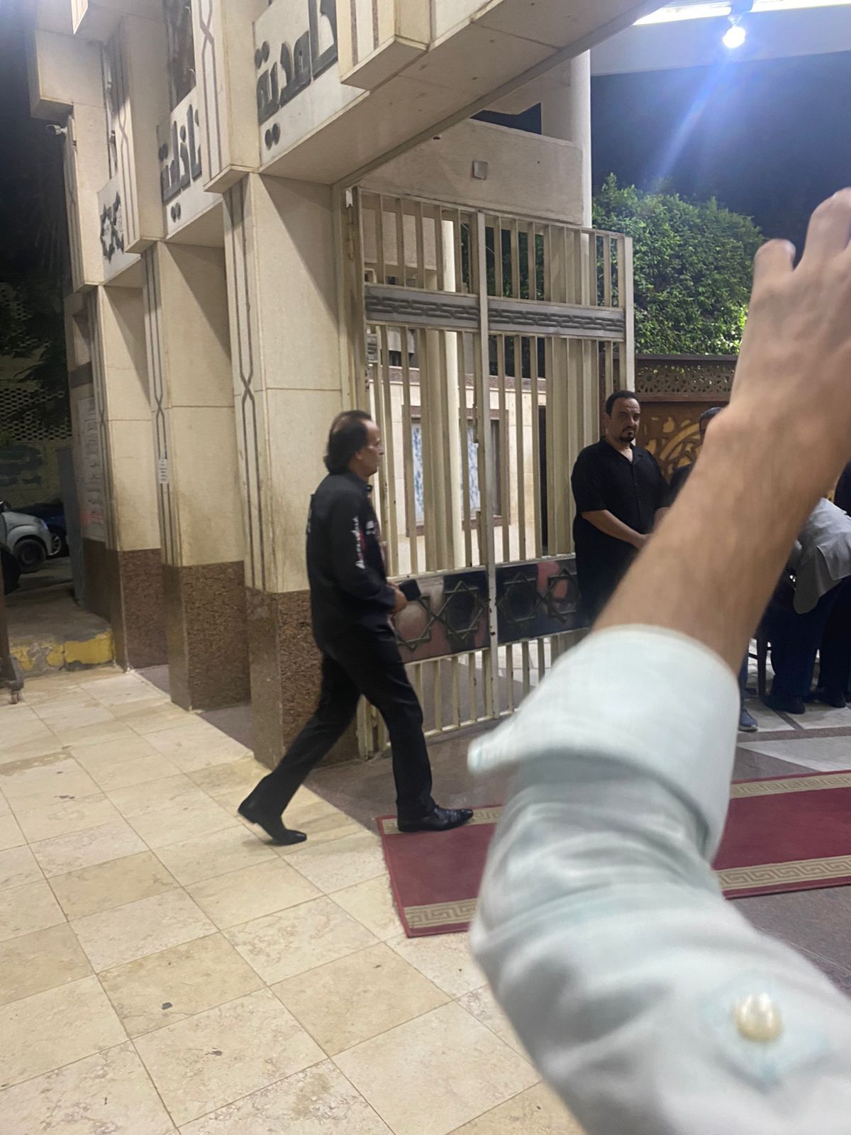 طارق علام وسيمون فى عزاء والدة هشام إسماعيل