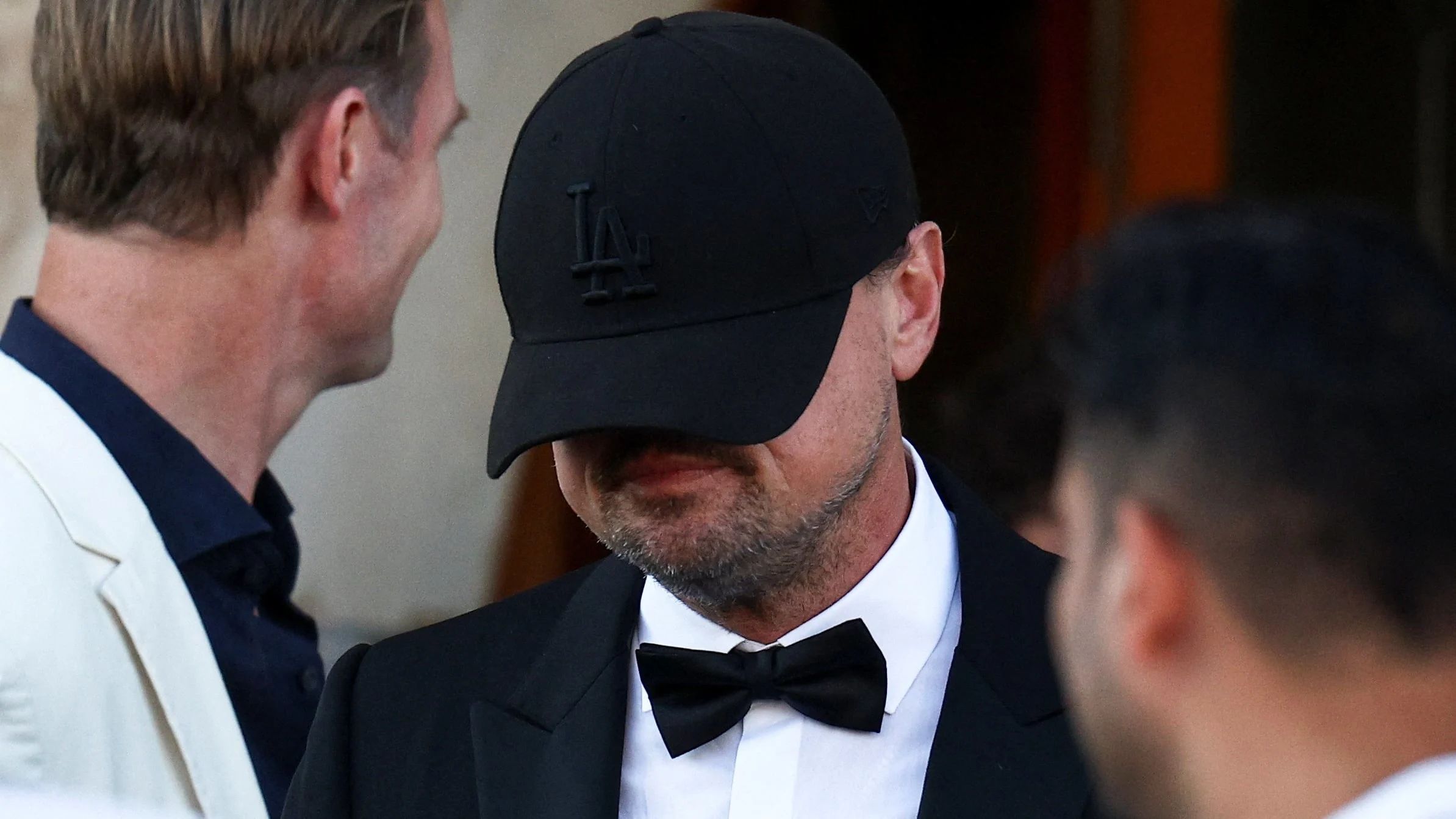 ليوناردو دي كابريو في زفاف بيزوس: أناقة مفقودة وسخرية حاضرة… ماذا حدث؟