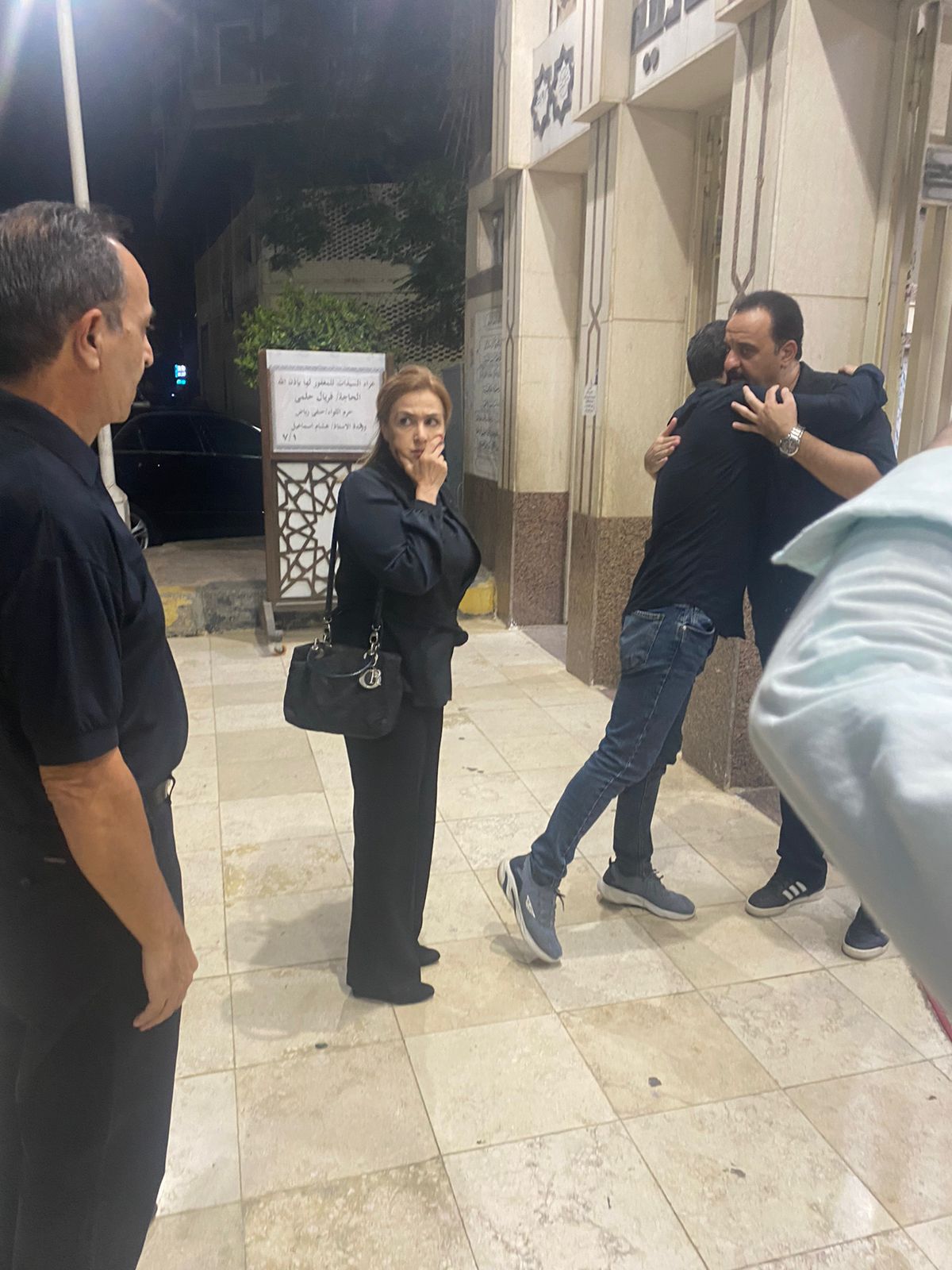 طارق علام وسيمون فى عزاء والدة هشام إسماعيل