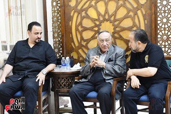 بدء عزاء والدة الفنان هشام إسماعيل بحضور حسام داغر.. صور