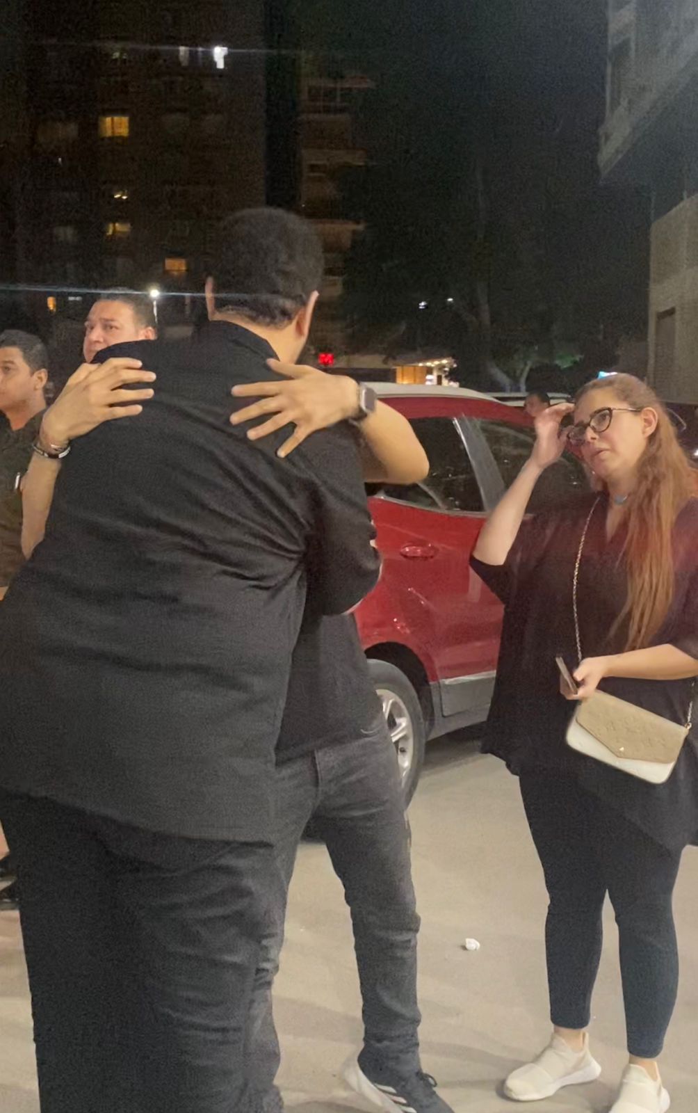 ميدو عادل ودنيا عبد العزيز وسامى مغاورى فى عزاء والدة هشام إسماعيل