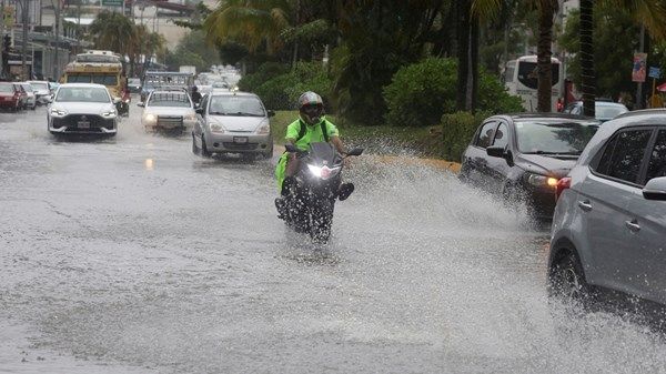العاصفة "فلوسي" تتحول إلى إعصار قبالة ساحل المكسيك